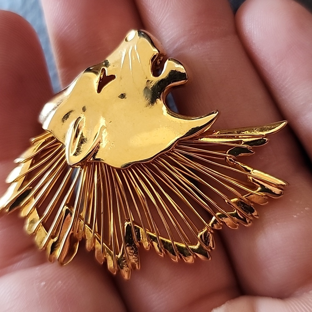 VTG lion brooch